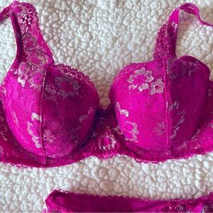 Sexy Victoria secret bra & panty set in shimmery lacy hot pink with gold heart
